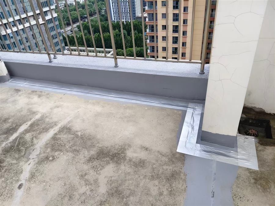 维修前：屋面渗漏