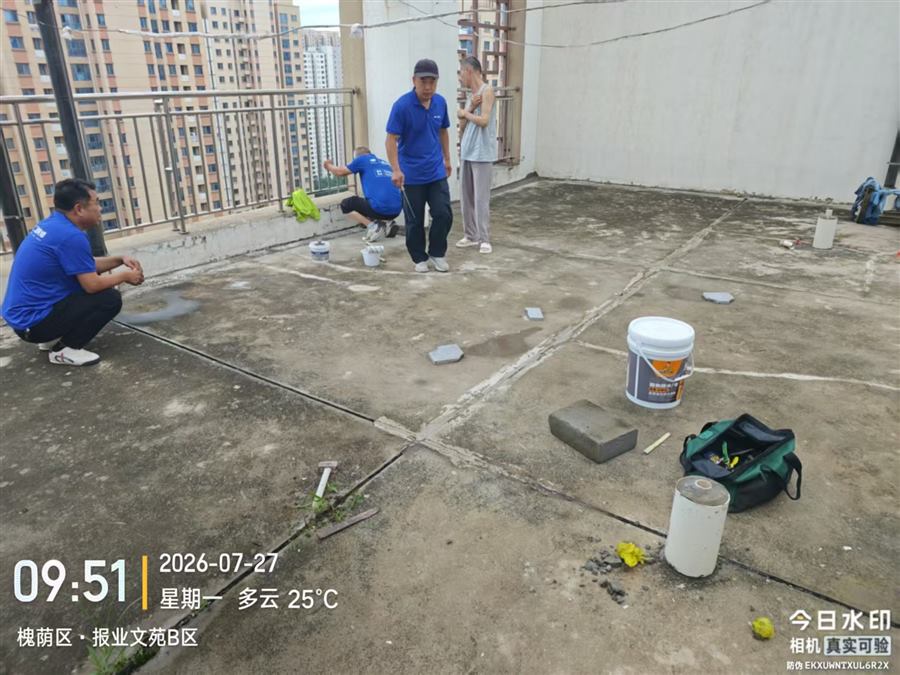 施工中：师傅屋面作业