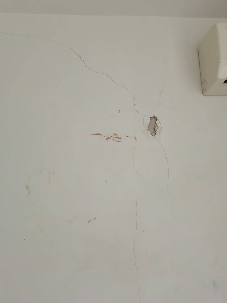 维修前:墙面开裂明显